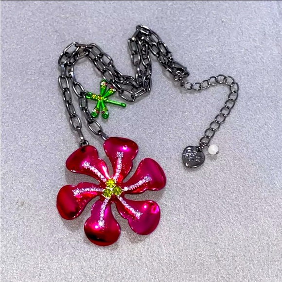 BETSEY JOHNSON Flower Pendant Necklace NWT - Picture 4 of 10